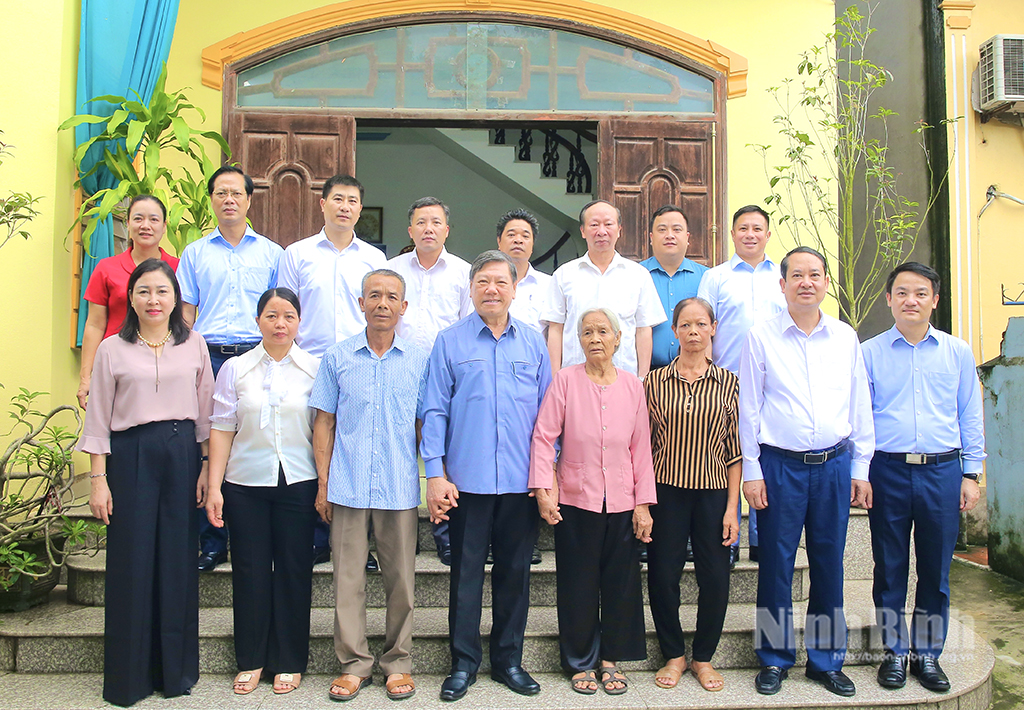 Đồng chí Phó Chủ nhiệm Thường trực Ủy ban Kiểm tra Trung ương Trần Văn Rón và các đồng chí lãnh đạo tỉnh thăm, tặng quà gia đình Liệt sĩ Đỗ Tiến Dĩnh.