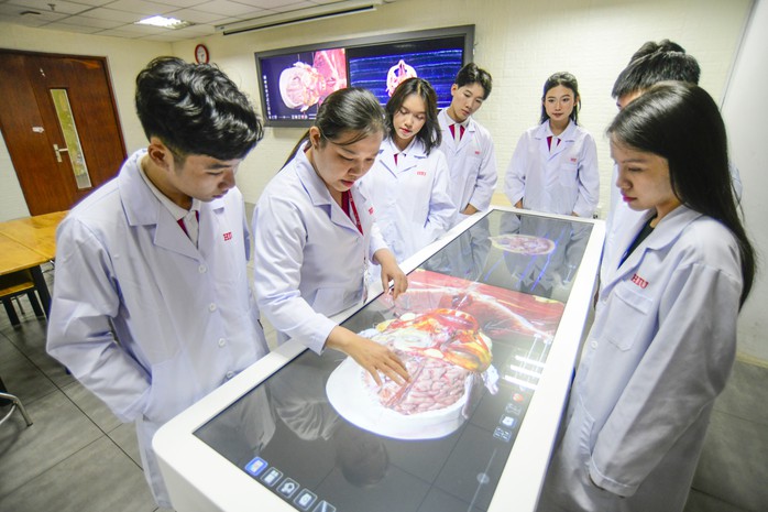 Trường ĐH Quốc tế Hồng Bàng công bố điểm sàn nhóm ngành sức khỏe - Ảnh 1.