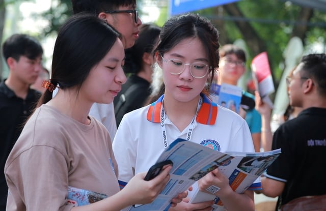 Trường ĐH Thương mại công bố điểm chuẩn A00 cho các tổ hợp xét tuyển cùng ngành - Ảnh 1.