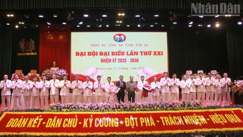 Lãnh đạo Bộ Công an và tỉnh Sơn La tặng hoa chúc mừng Ban Chấp hành Đảng bộ Công an tỉnh Sơn La khóa XXI, nhiệm kỳ 2025-2030.