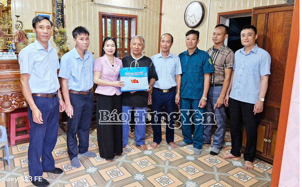 Lãnh đạo xã Long Hưng đến thăm, tặng quà thương binh Đào Quang Vinh, thôn Đồng Xuân.