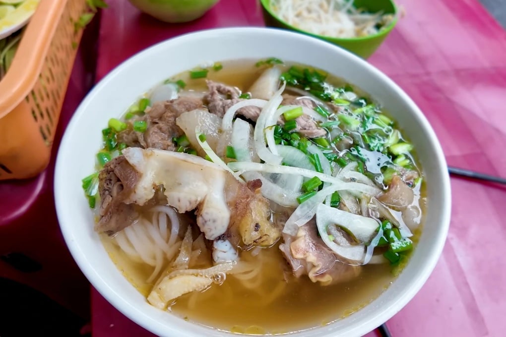 Ăn phở vỉa hè và phở 2,5 triệu đồng tại TPHCM, khách Tây nói gì? - 1