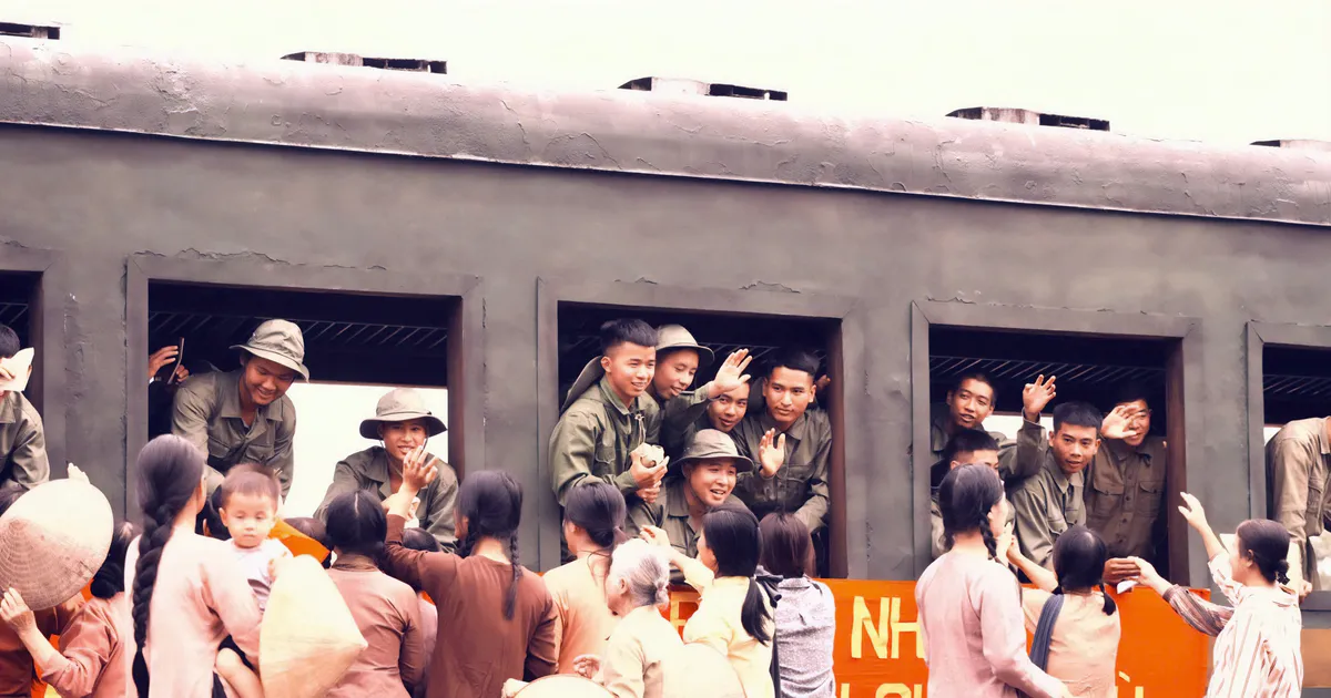 Khán giả Hà Nội xúc động với “Mưa đỏ”