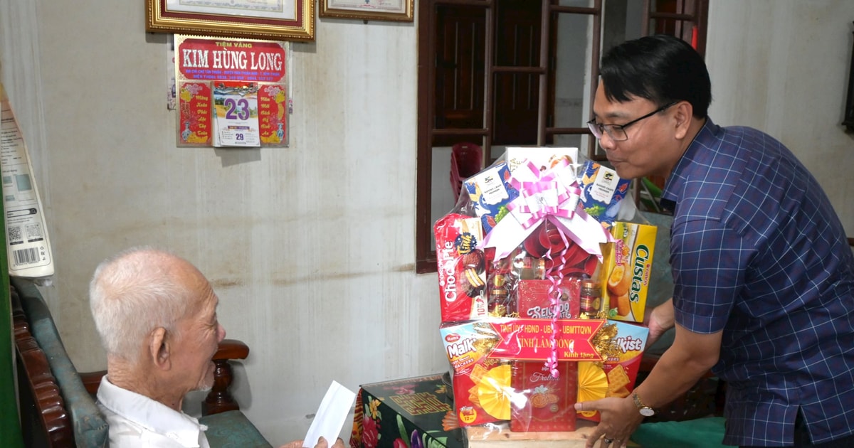 អនុលេខាគណៈកម្មាធិការបក្សខេត្ត Lam Dong លោក Dang Hong Sy បានទៅសួរសុខទុក្ខ និងជូនអំណោយដល់គ្រួសារគោលនយោបាយនៅឃុំ Ham Kiem និង Tan Thanh។