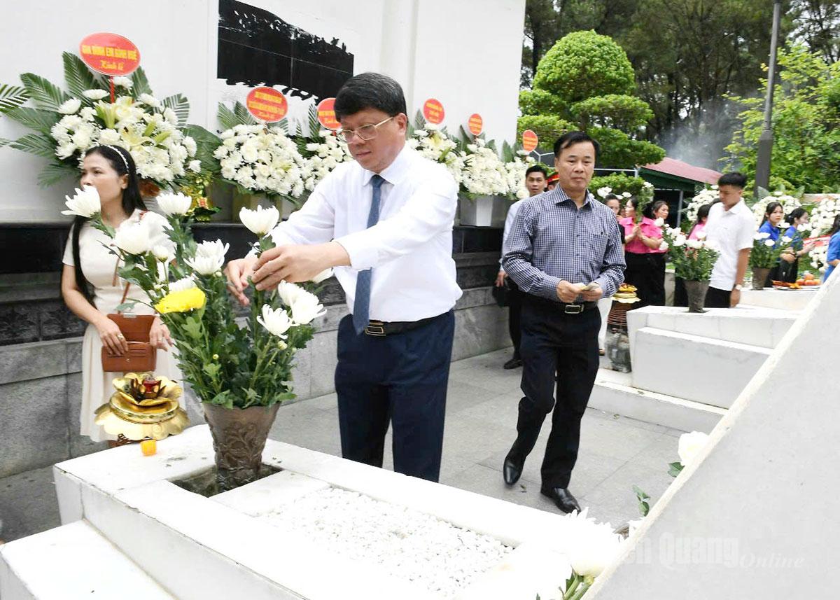 Đồng chí Hà Trung Kiên, Ủy viên Ban Thường vụ Tỉnh ủy, Phó Chủ tịch Thường trực Ủy ban MTTQ Việt Nam tỉnh dâng hoa tại Khu mộ 10 nữ Anh hùng liệt sĩ thanh niên xung phong Ngã ba Đồng Lộc