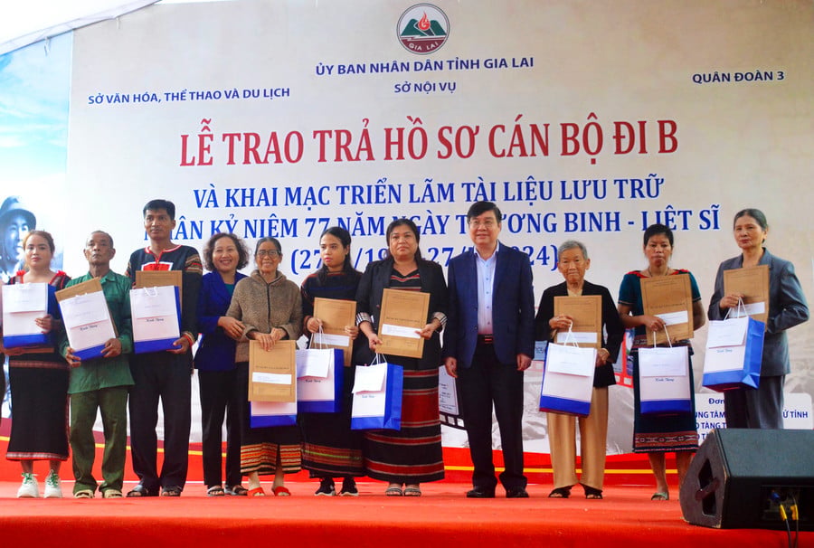 I leader provinciali restituiscono i documenti ai funzionari e ai loro familiari che si erano recati al Sud durante la guerra. Foto: Phuong Duyen