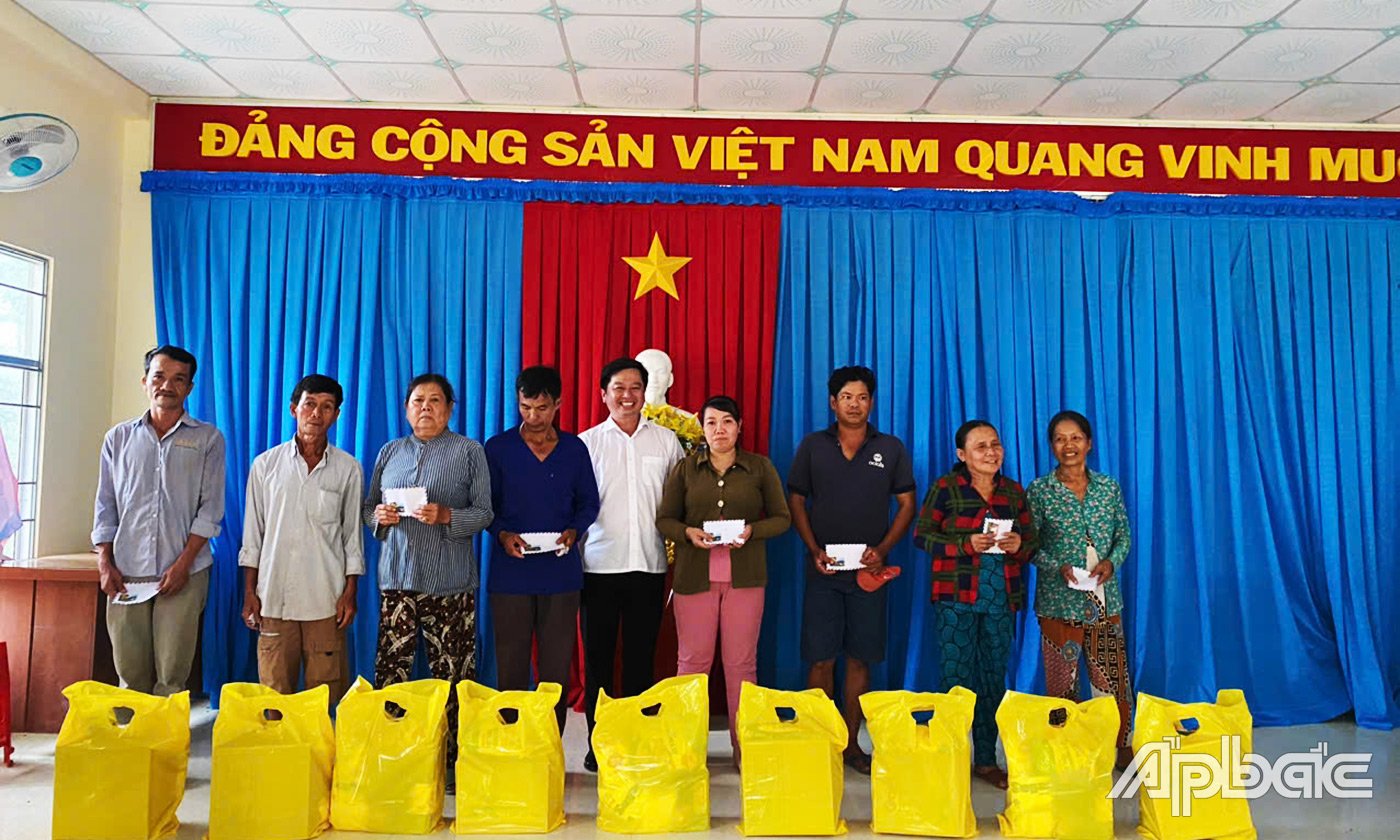 quà cho hộ nghèo, khó khăn