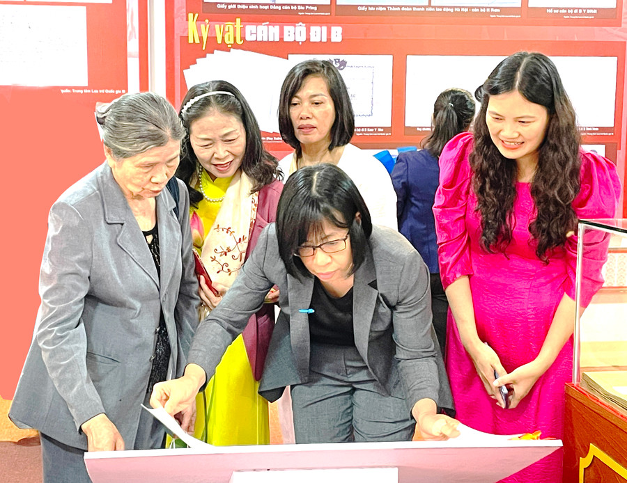 La vicepresidente del Comitato popolare provinciale Nguyen Thi Thanh Lich (al centro, in prima fila) e i delegati esaminano l'elenco dei quadri che si sono recati al Sud e le cui informazioni non sono ancora state verificate in occasione della mostra. Foto: P.D.