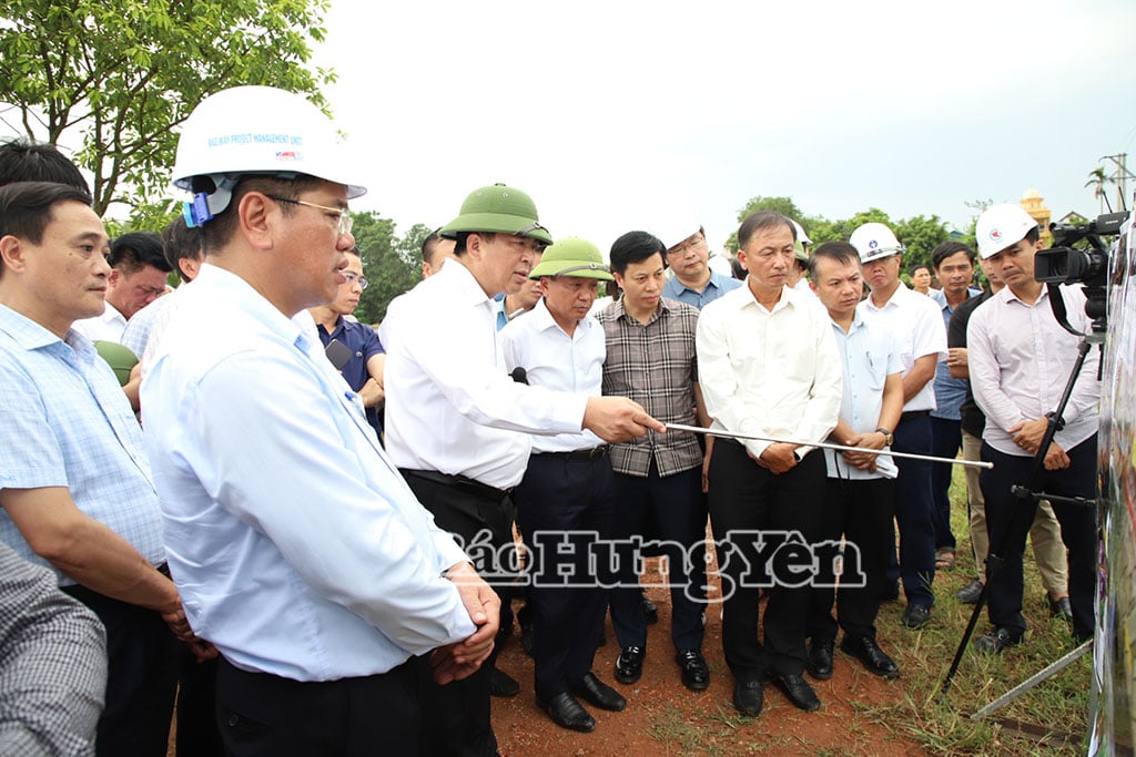 Bộ trưởng Bộ Xây dựng Trần Hồng Minh chỉ đạo tại buổi kiểm tra.