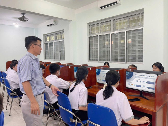 hinh-anh-1-lop-hoc-cp-thuoc-chuong-trinh-sic-cua-samsung-tai-truong-thpt-ngo-van-can-ben-tre.jpg