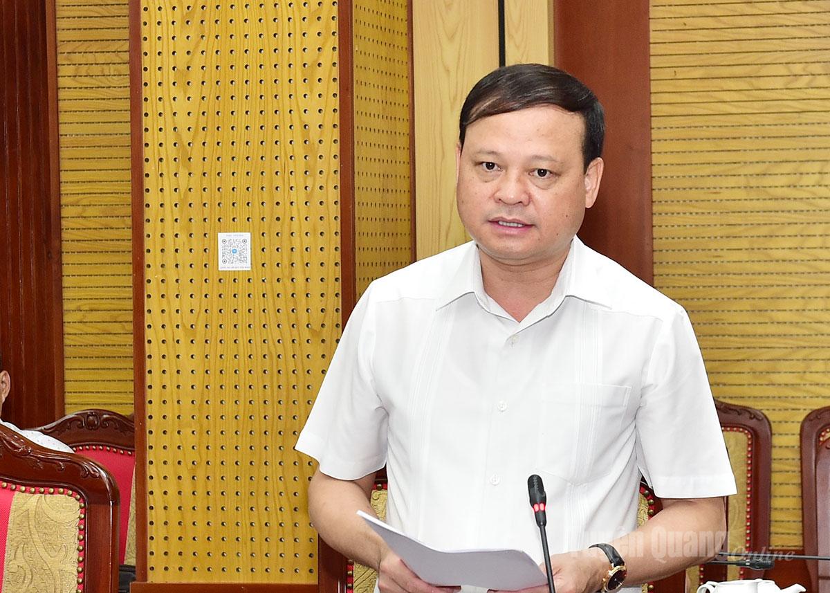 អនុប្រធានអចិន្ត្រៃយ៍នៃគណៈកម្មាធិការប្រជាជនខេត្ត លោក Nguyen Manh Tuan បានរាយការណ៍អំពីវឌ្ឍនភាពនៃគម្រោងសំខាន់ៗនៅក្នុងកិច្ចប្រជុំ។