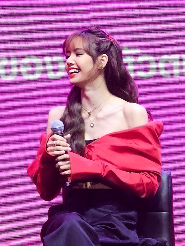 Lisa (BlackPink) diện thiết kế mới của nhà Công Trí - Ảnh 2.