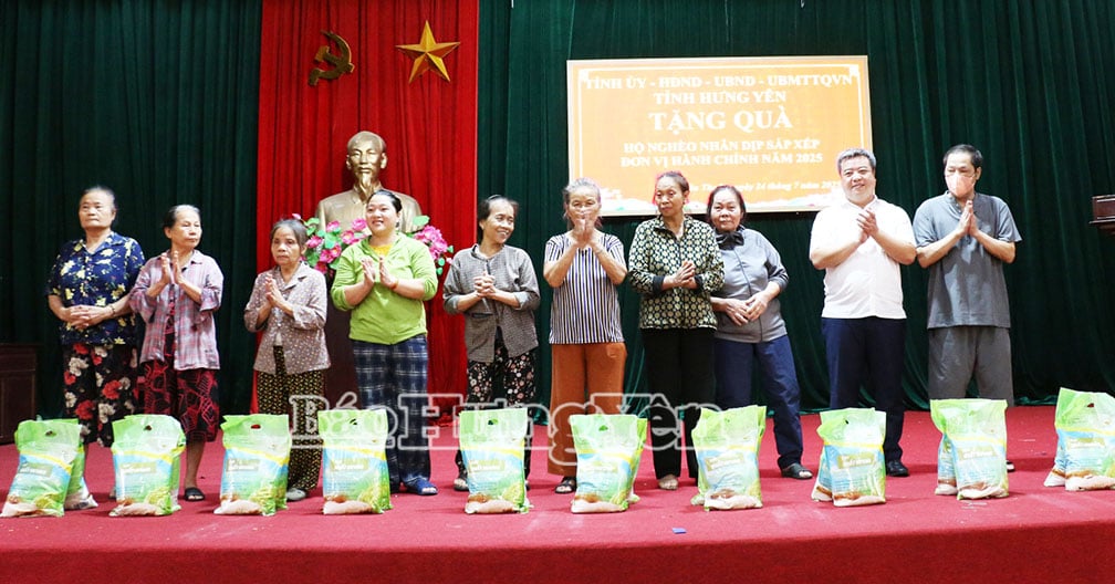 Lãnh đạo Đảng ủy xã Tân Thuận trao quà cho các hộ nghèo trên địa bàn xã.  Ảnh: Đào Quyên 
