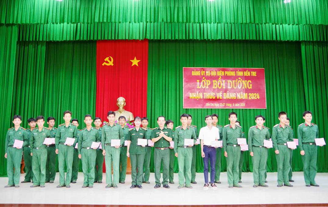 Đảng ủy- Ban Chỉ huy BĐBP tỉnh chú trọng phát triển Đảng trong cán bộ, chiến sĩ trẻ. Ảnh Sa Rây