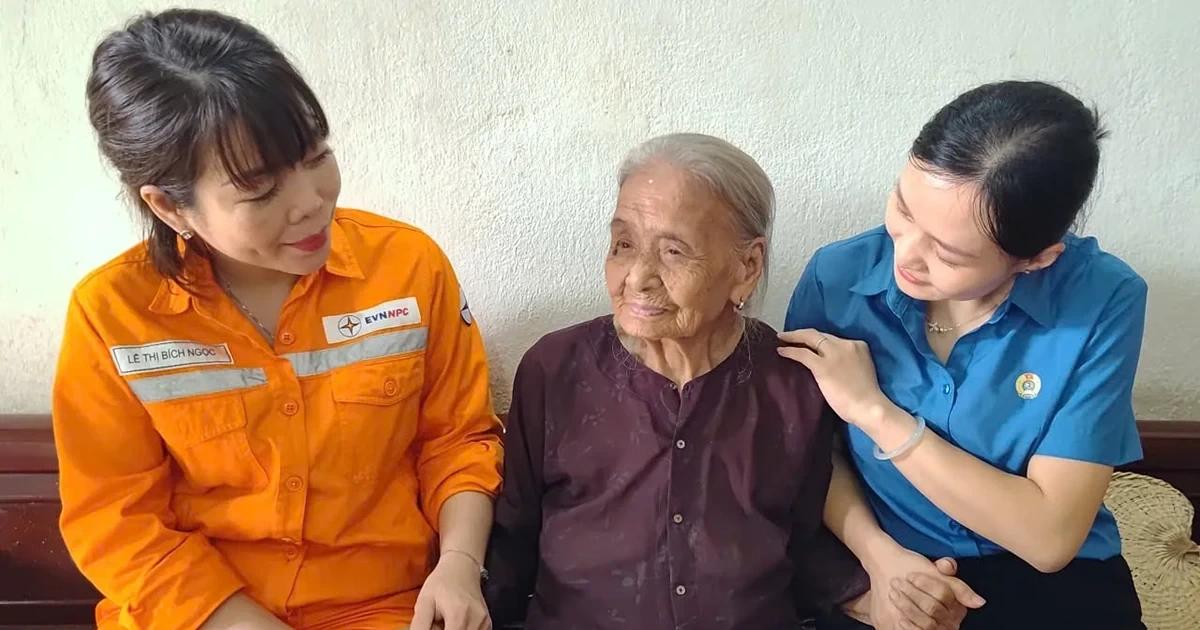 Công ty Điện lực Phú Thọ thăm, tặng quà Mẹ Việt Nam anh hùng và gia đình người có công