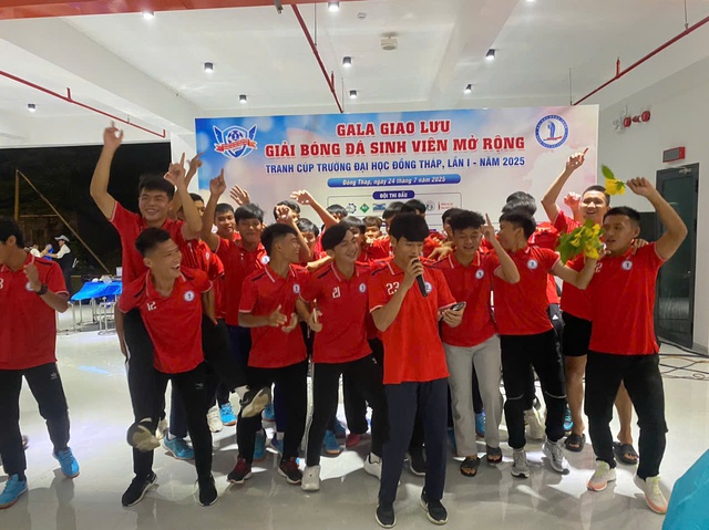 Cong Nham ស៊ុតបានបីគ្រាប់ Hat-trick កីឡាករ Minh 'little' ស៊ុតបញ្ចូលទីរឿងភាគបង្កើតពីរដងនៅសាកលវិទ្យាល័យ Dong Thap - រូបថត 15 ។