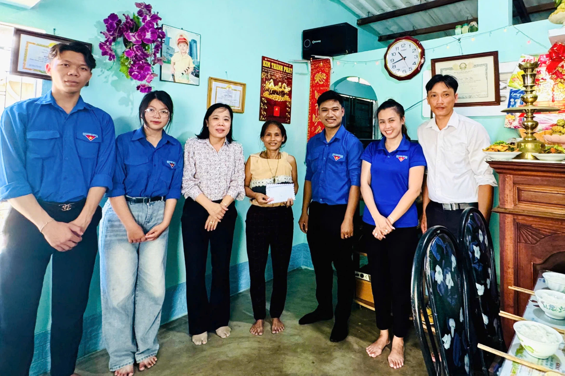 Les membres de l'Union des jeunes offrent des cadeaux à la famille du martyr Tran Van Doc.