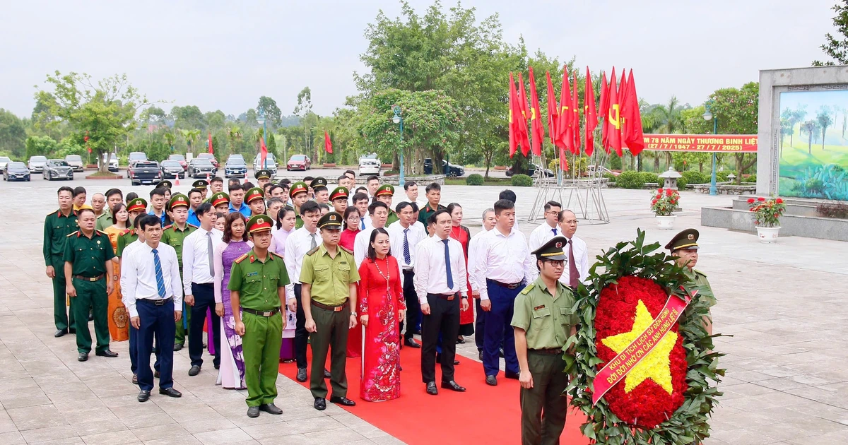 Cán bộ Khu Di tích lịch sử Đền Hùng dâng hương tri ân các anh hùng liệt sĩ