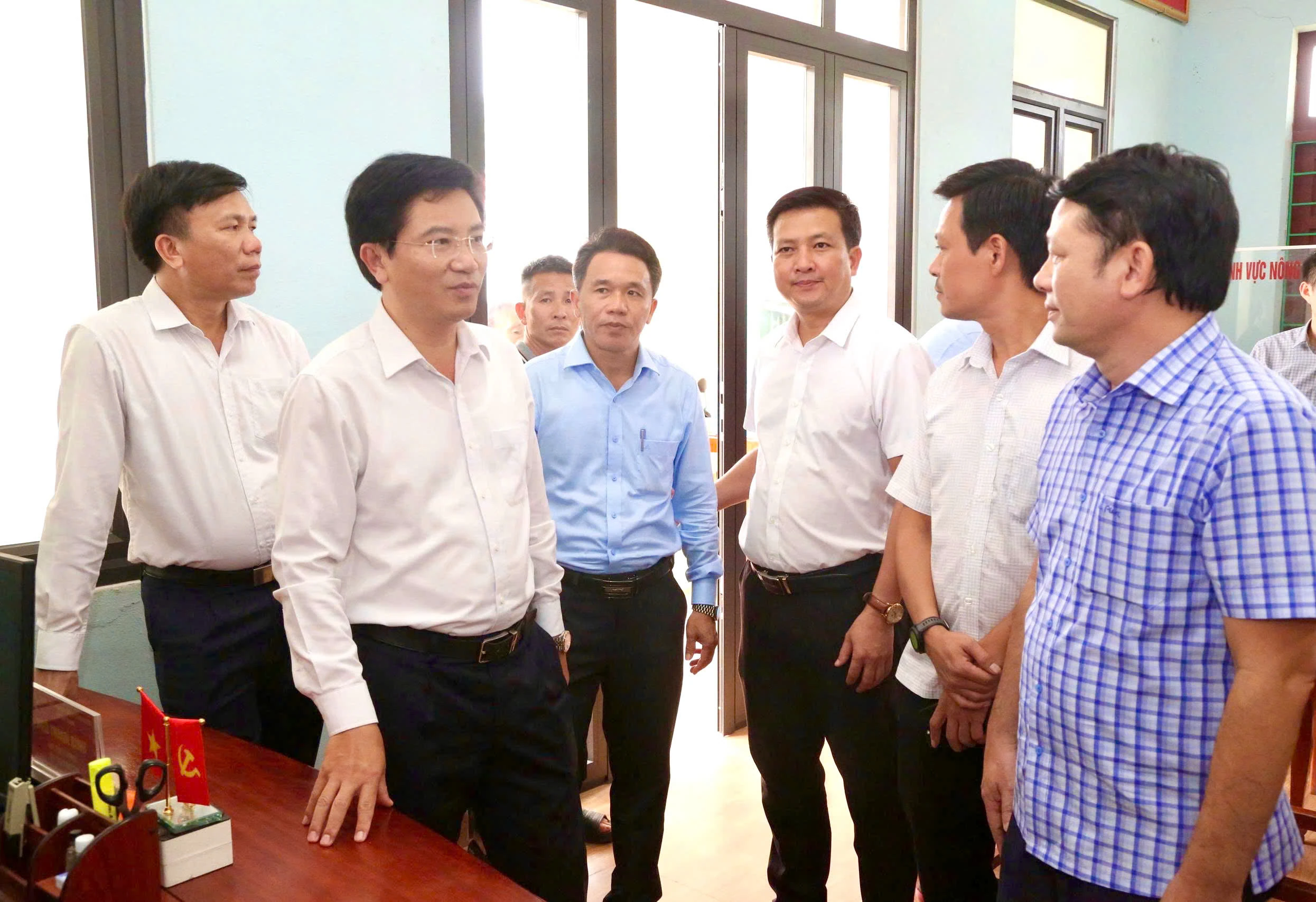 Trưởng ban Tuyên giáo và Dân vận Tỉnh ủy Trương An Ninh làm việc với xã Tân Gianh về công tác chuẩn bị đại hội