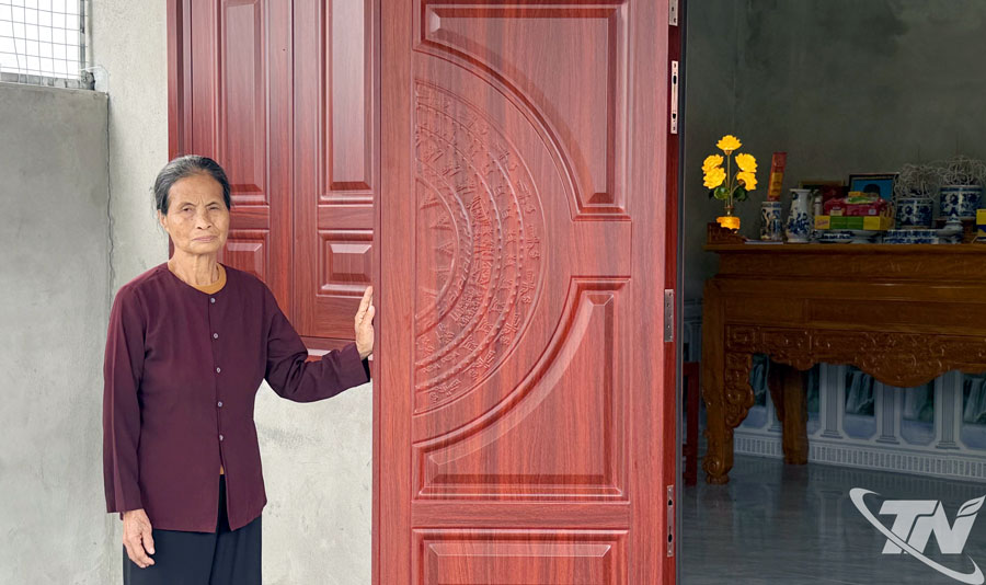 임시 주택 철거 프로그램을 통해 지어진 새 집 덕분에 Nguyen Thi Thanh 씨는 이제 노년을 안정감 있게 보낼 수 있게 되었습니다.