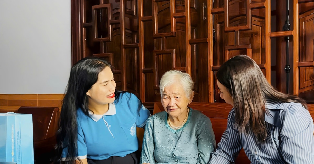 Lam Dong Provincial Women's Union visited and gave gifts to policy families in the province.
