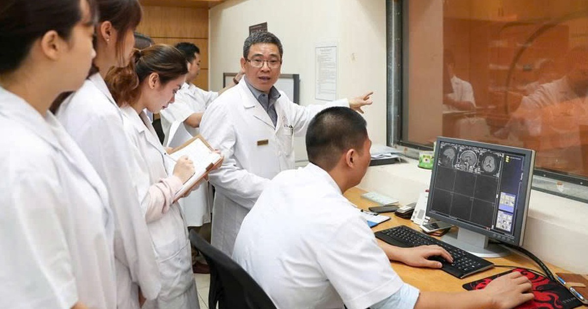 Which school has the highest floor score for the medical and pharmaceutical industry?