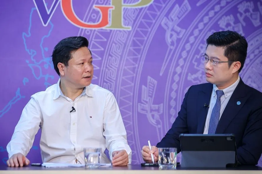 Ông Phan Trung Tuấn, Vụ trưởng Vụ chính quyền địa phương – Bộ Nội vụ (trái).jpg