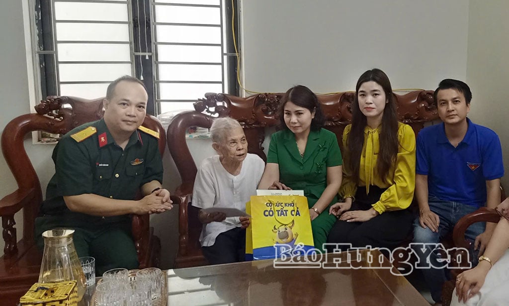 Lãnh đạo xã Văn Giang thăm, tặng quà bà Nguyễn Thị Tít, mẹ liệt sĩ ở thôn Công Luận 2, xã Văn Giang.