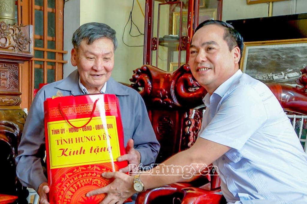 Đồng chí Vũ Ngọc Trì, Phó Chủ tịch HĐND tỉnh tặng quà thương binh Đinh Công Thực.