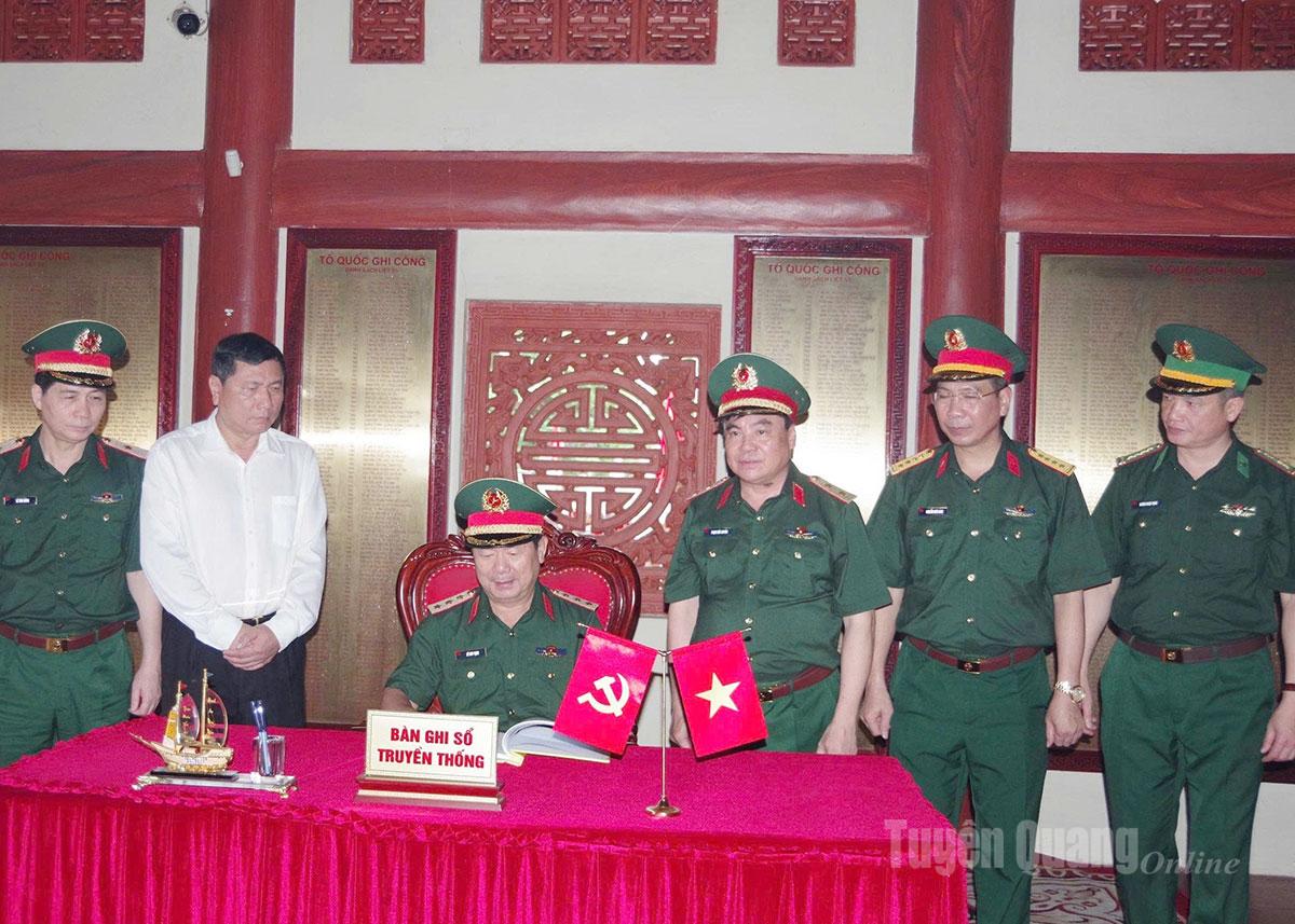 Thượng tướng Lê Huy Vịnh, Thứ trưởng Bộ Quốc phòng ghi sổ truyền thống tại Nghĩa trang Liệt sĩ Quốc gia Vị Xuyên.