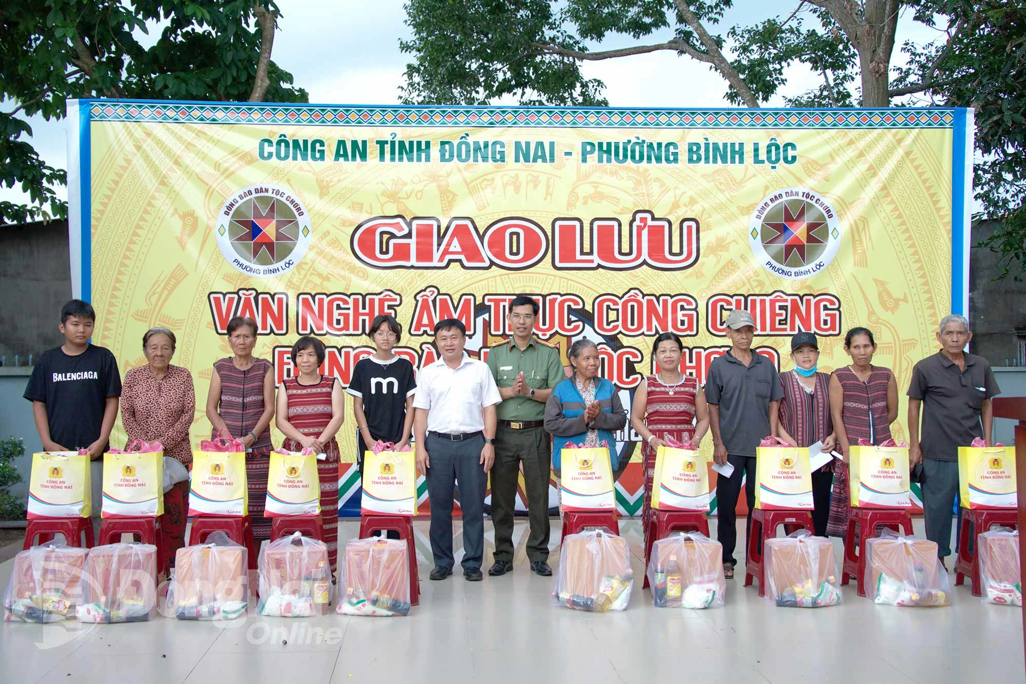 Công an tỉnh tặng quà cho đồng bào Chơro nghèo trên địa bàn. Ảnh: Tố Tâm