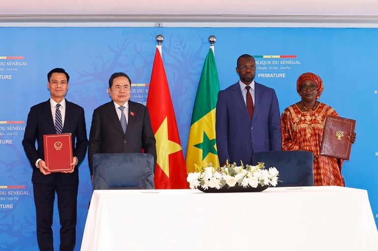 vna-potal-chu-tich-quoc-hoi-va-thu-tuong-senegal-chung-kien-bo-nganh-dia-phuong-2-nuoc-ky-ket-hop-tac-8168244.jpg