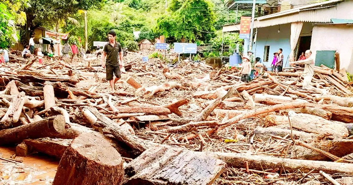 Mưa lũ lịch sử ở Nghệ An: Huy động lực lượng giúp dân khắc phục thiệt hại