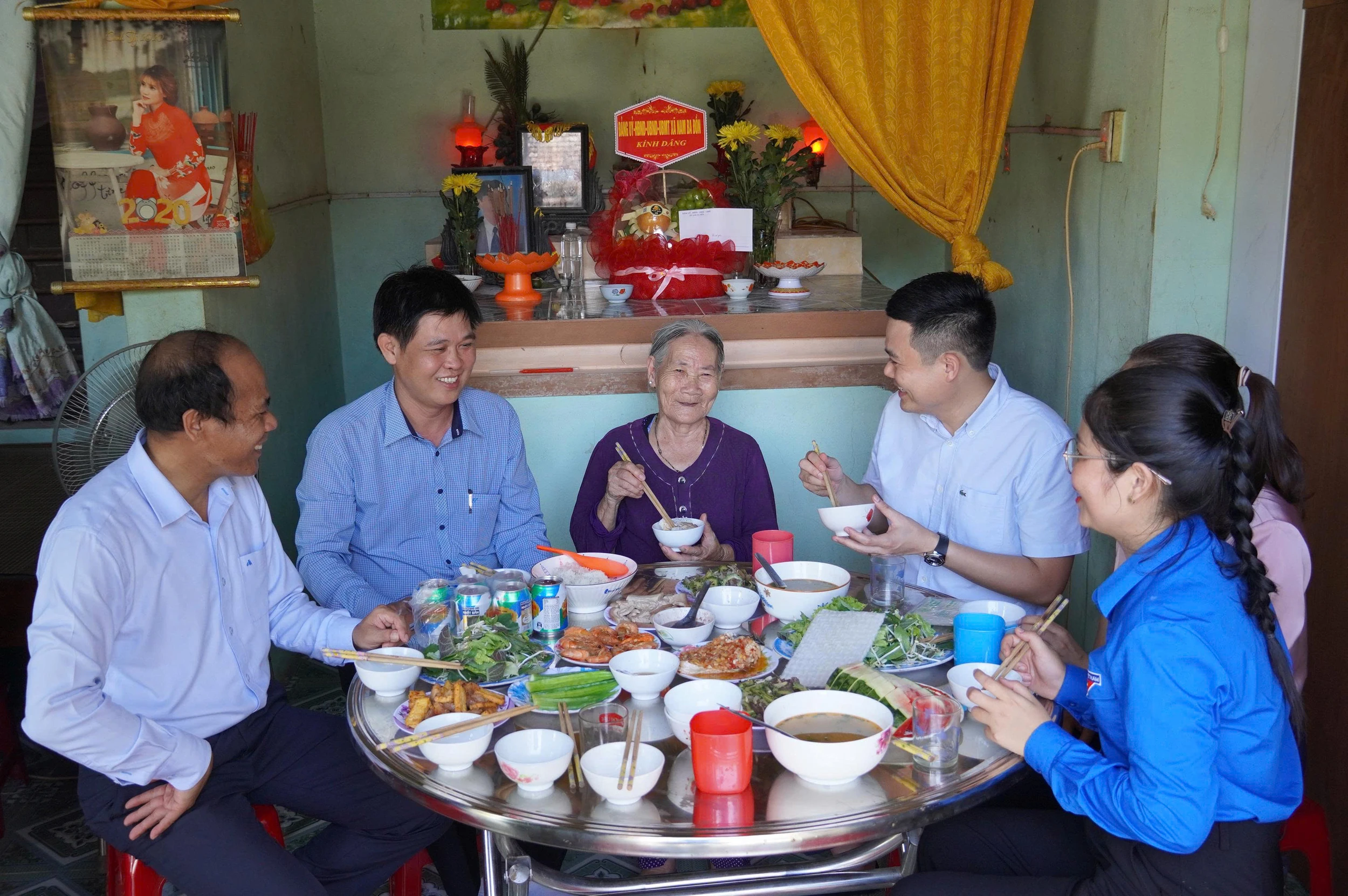 Bữa cơm “chan” nghĩa tình