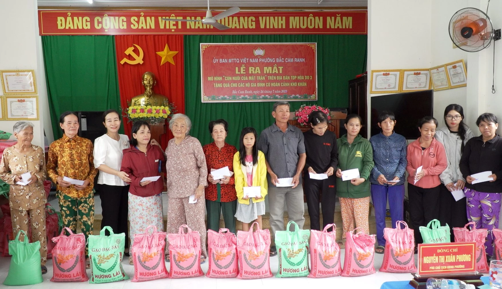 Lãnh đạo địa phương trao quà cho các gia đình có hoàn cảnh đặc biệt khó khăn.