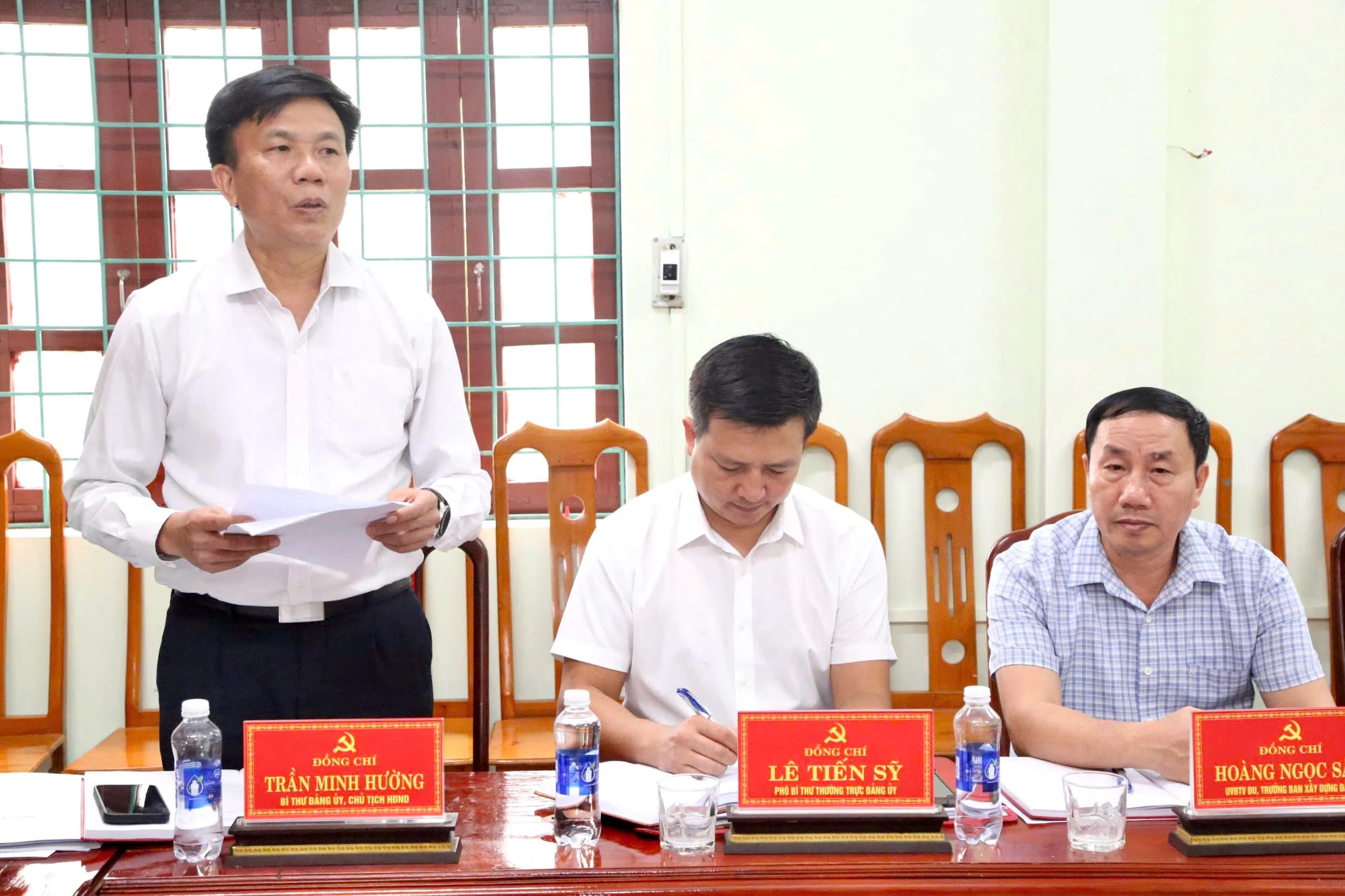 Trưởng ban Tuyên giáo và Dân vận Tỉnh ủy Trương An Ninh làm việc với xã Tân Gianh về công tác chuẩn bị đại hội