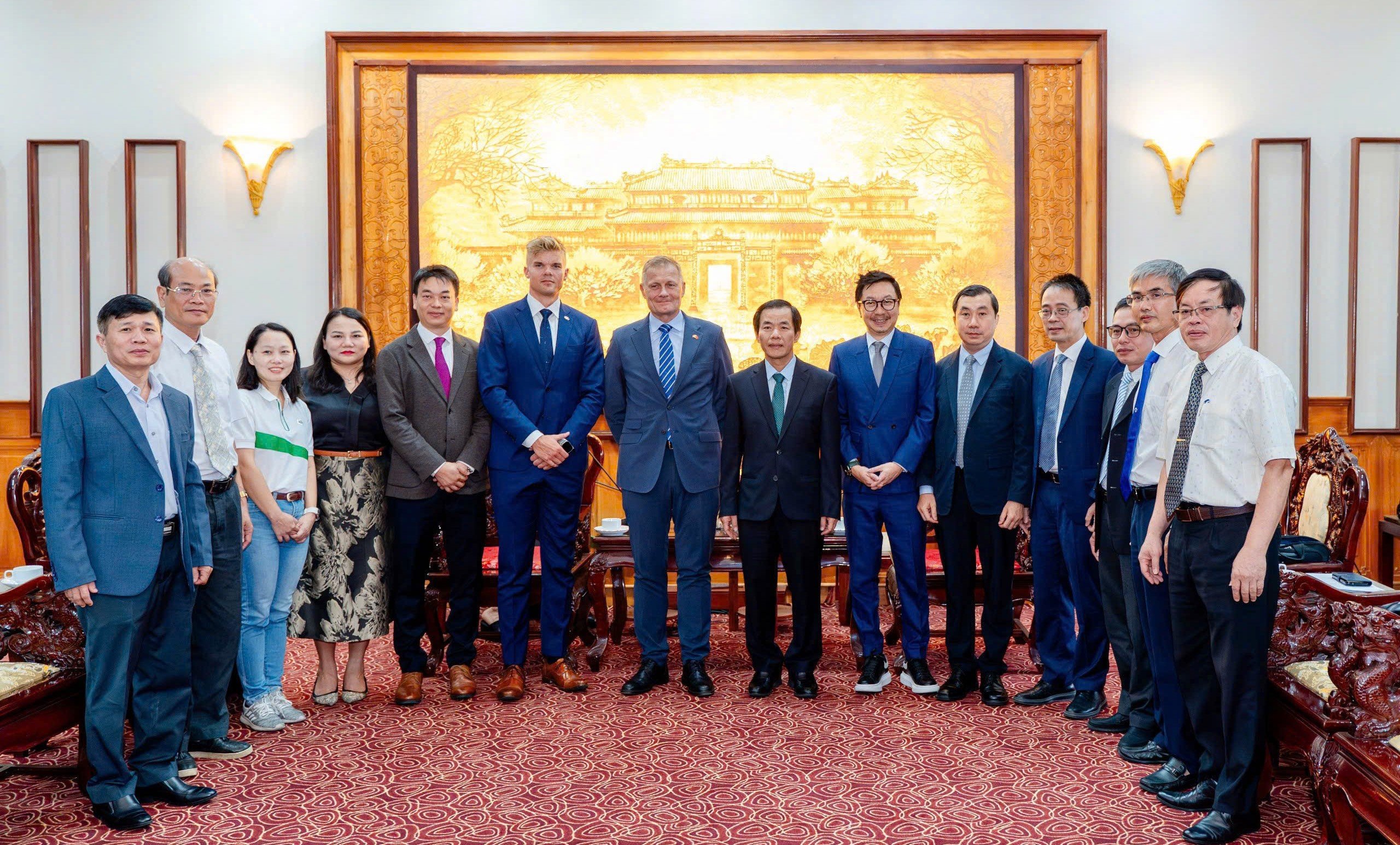 Danish Ambassador and leaders of Carlsberg Vietnam visited and worked with leaders of Hue city, continuing to affirm their commitment to long-term cooperation and sustainable development.