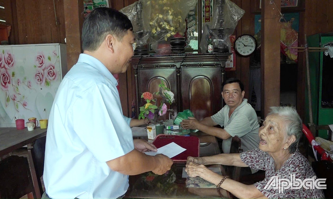 สหาย Vo Ngoc Tan เลขาธิการพรรคและประธานสภาประชาชนตำบลเยี่ยมและมอบของขวัญแก่ครอบครัวผู้กำหนดนโยบาย