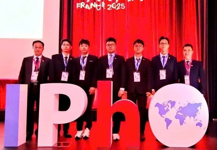 Đội tuyển quốc gia Việt Nam lọt top 10 tại Kỳ thi Olympic Vật lí quốc tế 2025