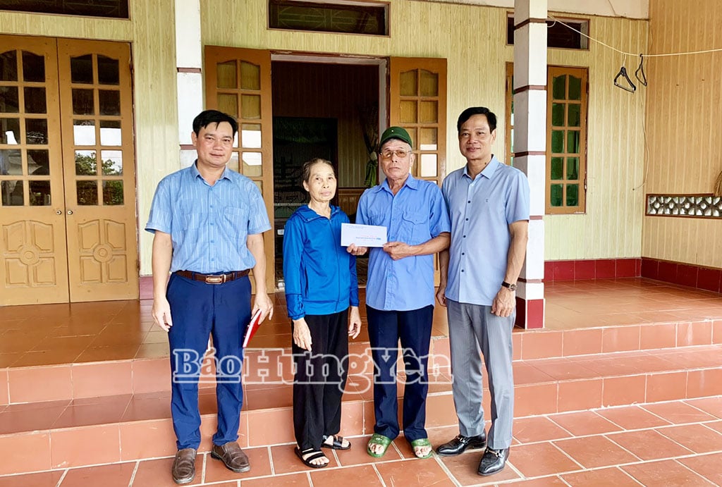 Lãnh đạo xã Diên Hà đến thăm, tặng quà gia đình thương binh Nguyễn Minh Đãng, thôn Hà Tiến.