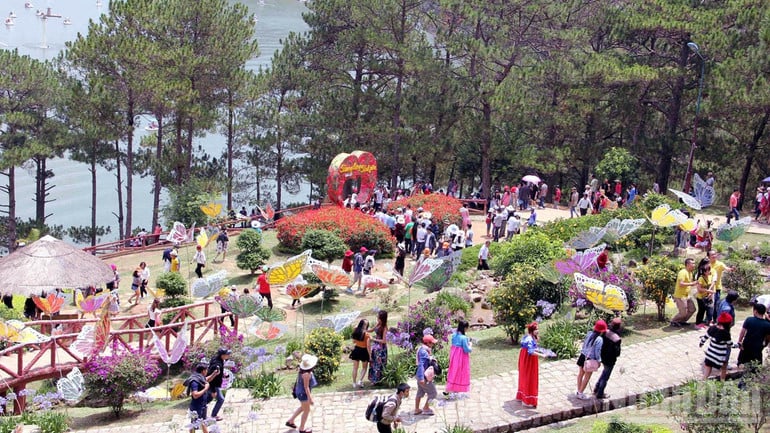 ndo_br_1-du-khach-den-voi-thanh-pho-ngan-hoa-dalat.jpg