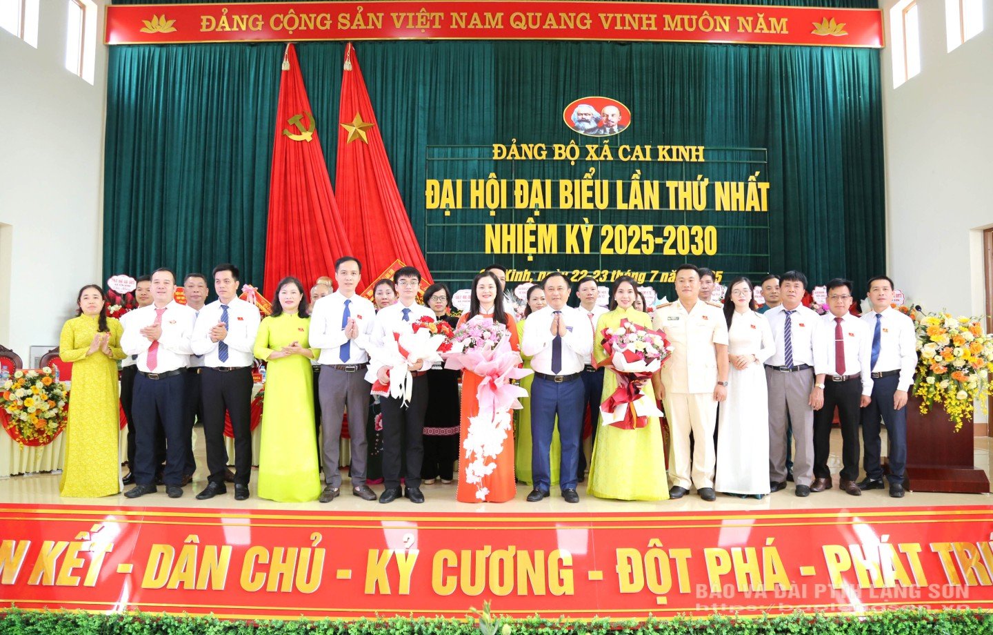 Đồng chí Lương Trọng Quỳnh, Phó Chủ tịch UBND tỉnh tặng hoa và chúc mừng Ban Chấp hành Đảng bộ xã Cai Kinh khoá mới