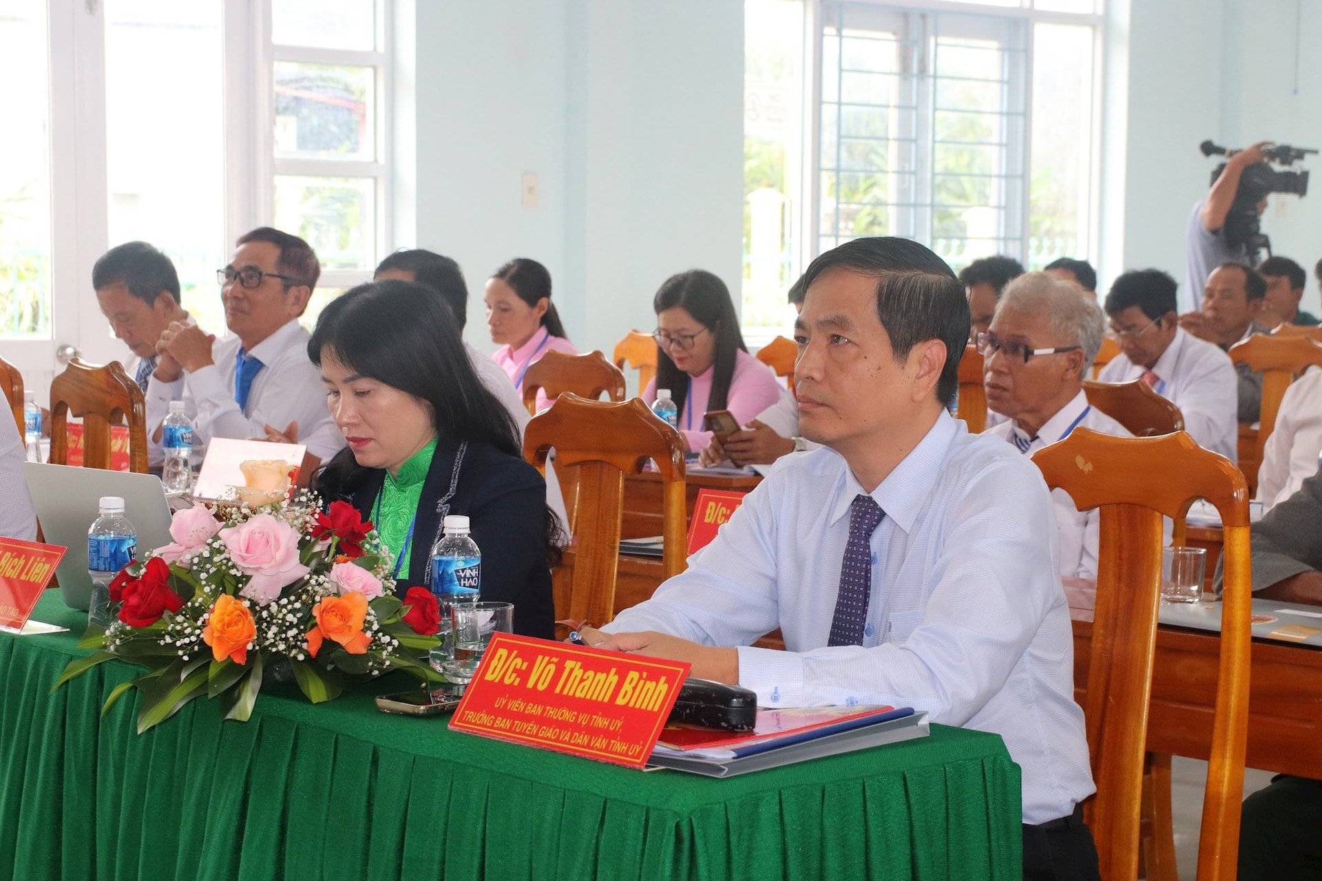Le camarade Vo Thanh Binh, membre du Comité permanent, chef du département de propagande et de mobilisation de masse du Comité du Parti provincial de Lam Dong, a assisté et dirigé le Congrès.