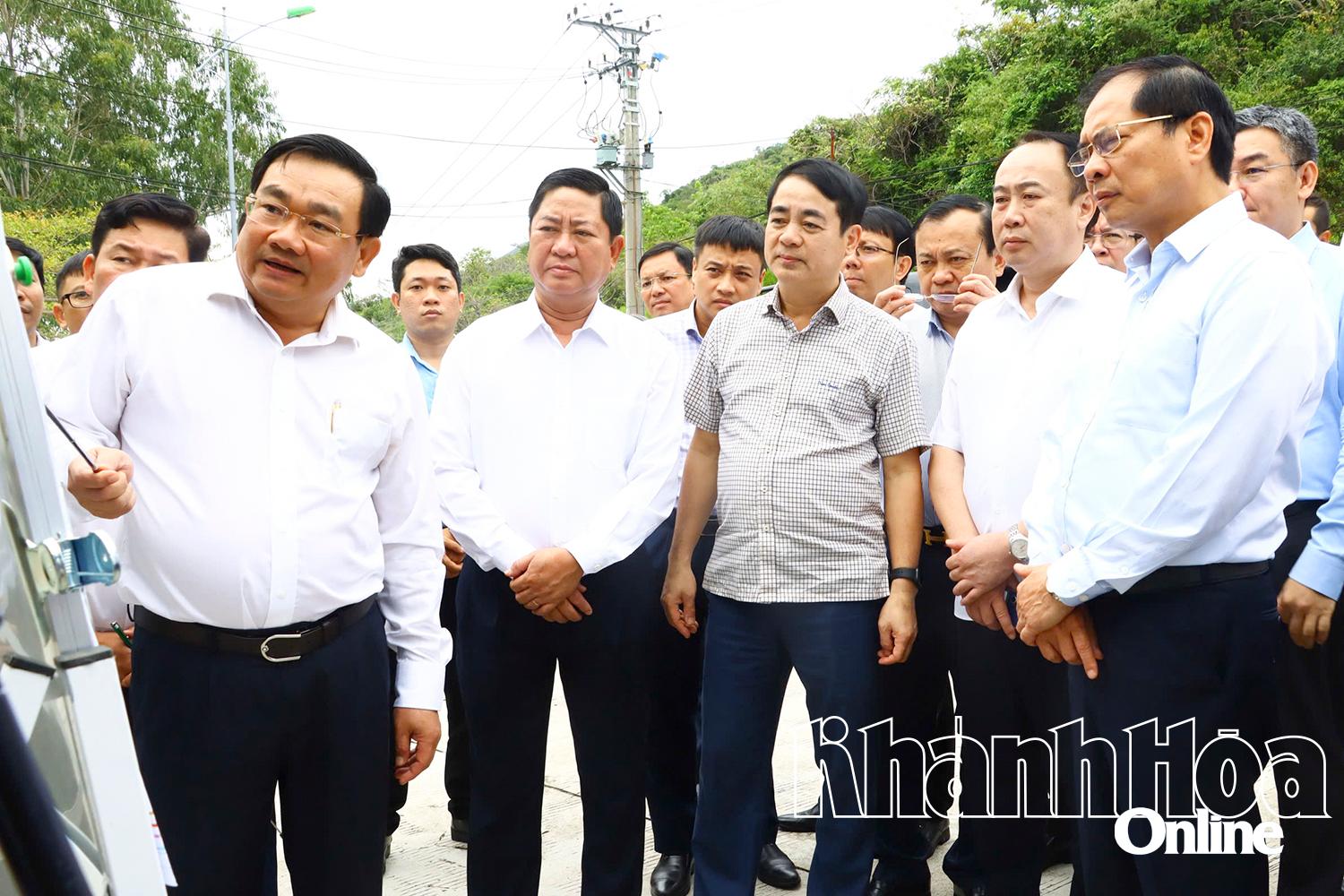 Đoàn công tác nghe lãnh đạo UBND tỉnh báo công tác giải phóng mặt bằng Dự án Nhà máy Điện hạt nhân Ninh Thuận 2.
