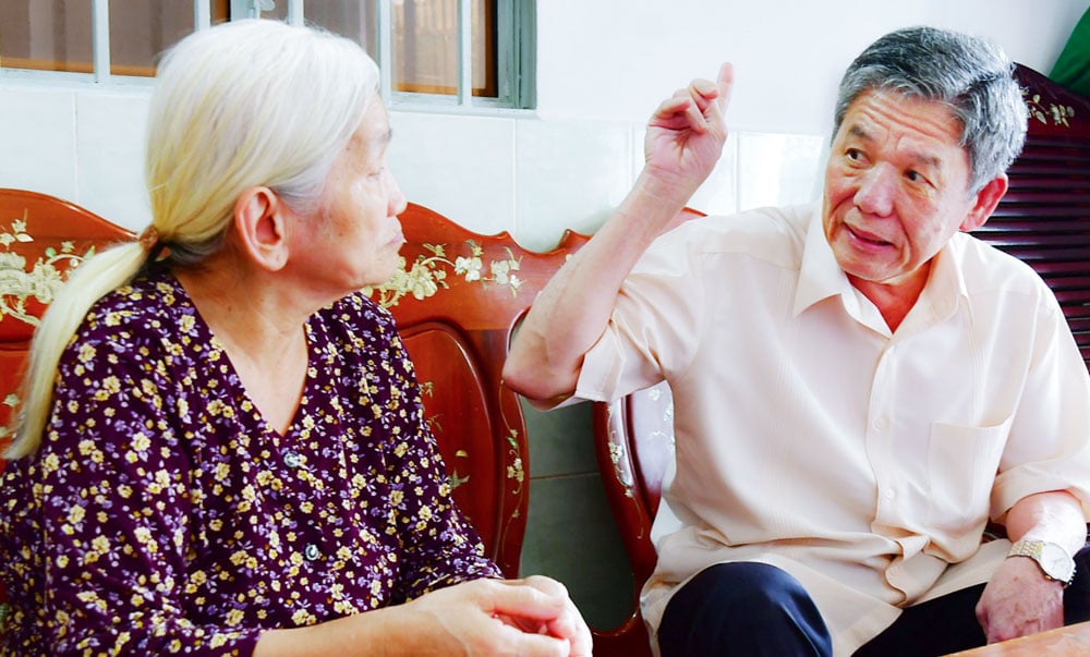 Bí thư Tỉnh ủy Ngô Chí Cường thăm gia đình bà Nguyễn Thị Út (Khóm 3). Ảnh: BÁ THI