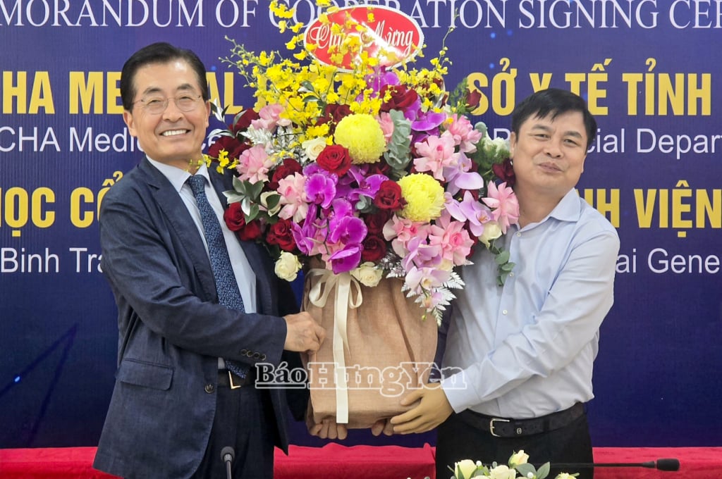 도인민위원회 부위원장께서 CHA국제병원(한국) 대표단 대표에게 꽃을 전달하셨습니다.