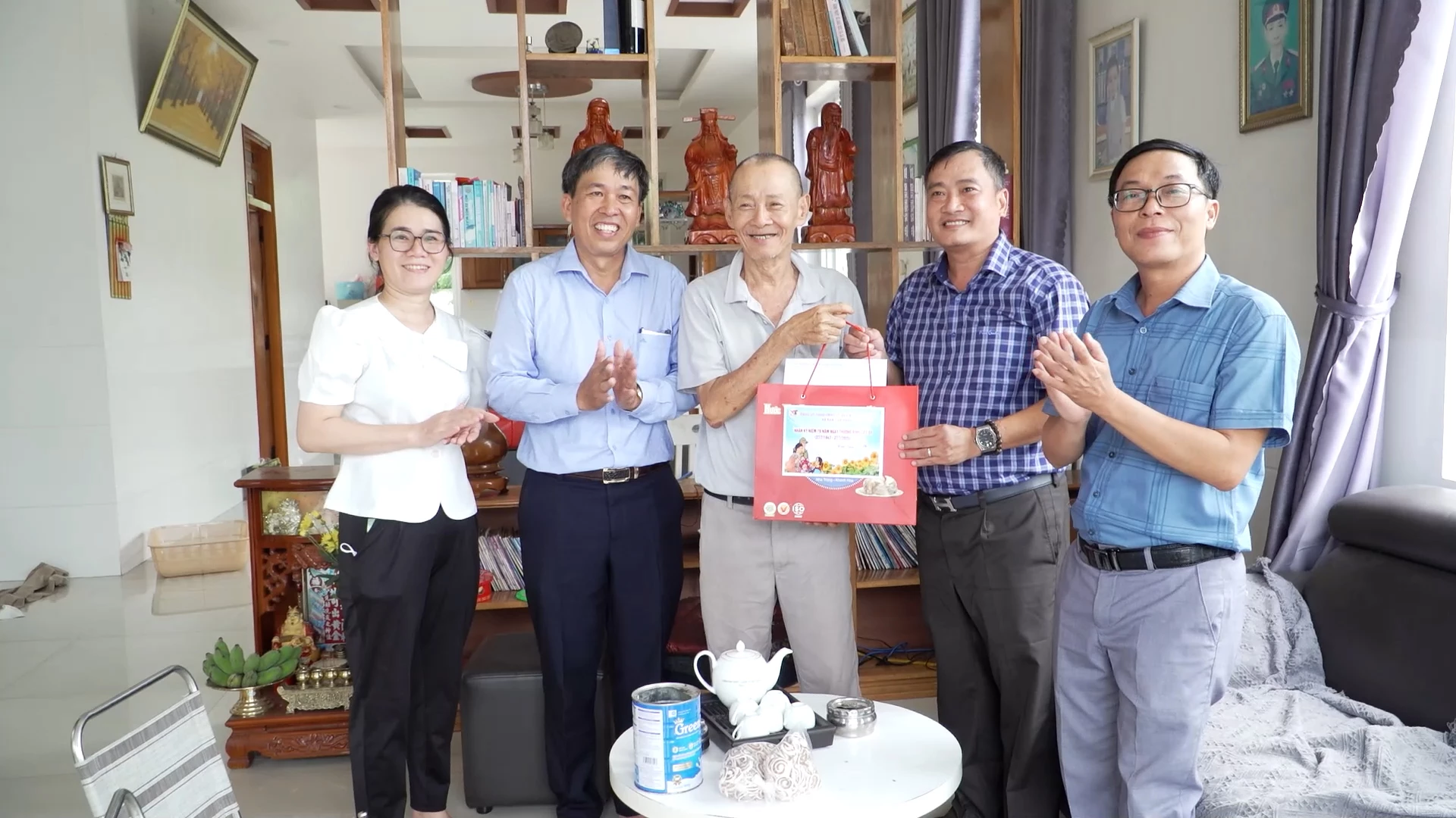 មេឃុំ ផ្តល់អំណោយដល់គ្រួសារគោលនយោបាយ។