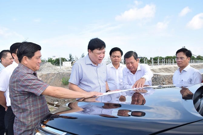 Chủ tịch Phạm Thành Ngại, khảo sát sát khu Nông nghiệp ứng dụng 