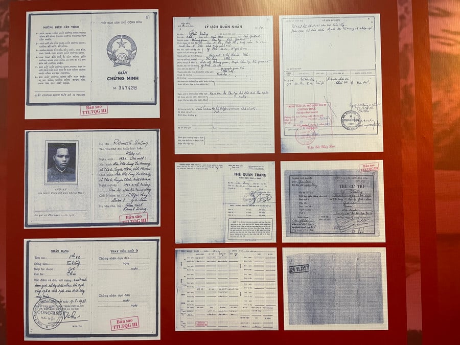Alcuni documenti personali di funzionari in partenza per il Sud. Foto: P.D.