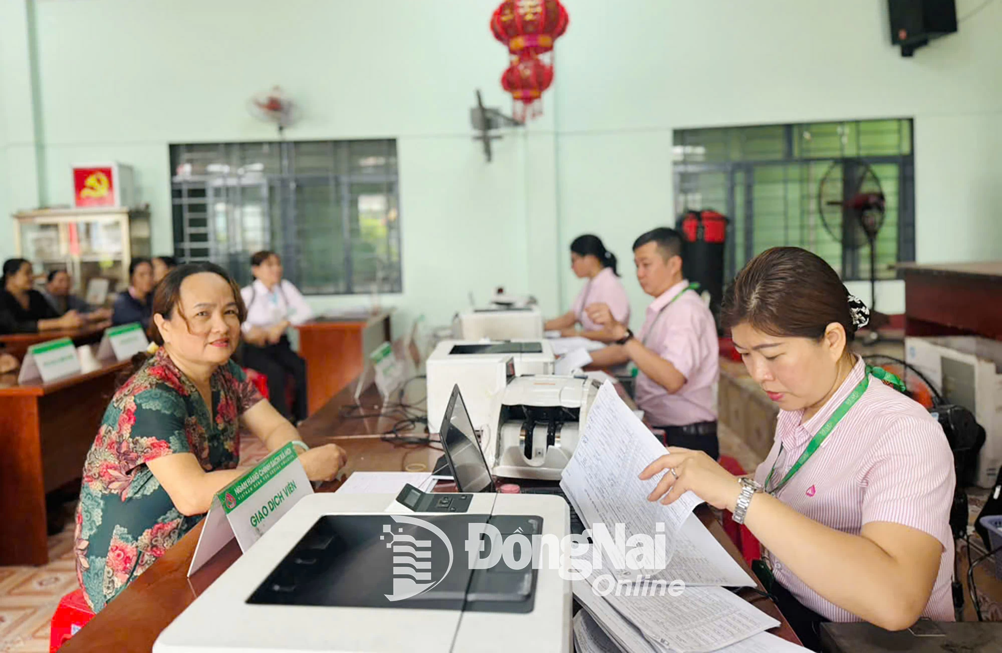 Người dân đến giao dịch tại điểm giao dịch Trảng Bom thuộc Phòng giao dịch Ngân hàng Chính sách xã hội Trảng Bom. 